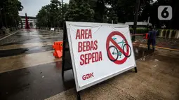 Sebuah spanduk bertuliskan “Area Bebas Sepeda” terlihat di ring road kompleks Gelora Bung Karno, Senayan, Jakarta, Jumat (6/11/2020). Manajemen GBK membatasi jumlah sepeda yang masuk ke area itu dikarenakan kebijakan Pembaharuan Tata Tertib dan Protokol Kesehatan. (Liputan6.com/Johan Tallo)