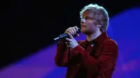 Penyanyi Ed Sheeran tampil menghibur penonton dalam acara Brit Awards 2018 di London, Rabu (21/2). (Joel C Ryan / Invision / AP)