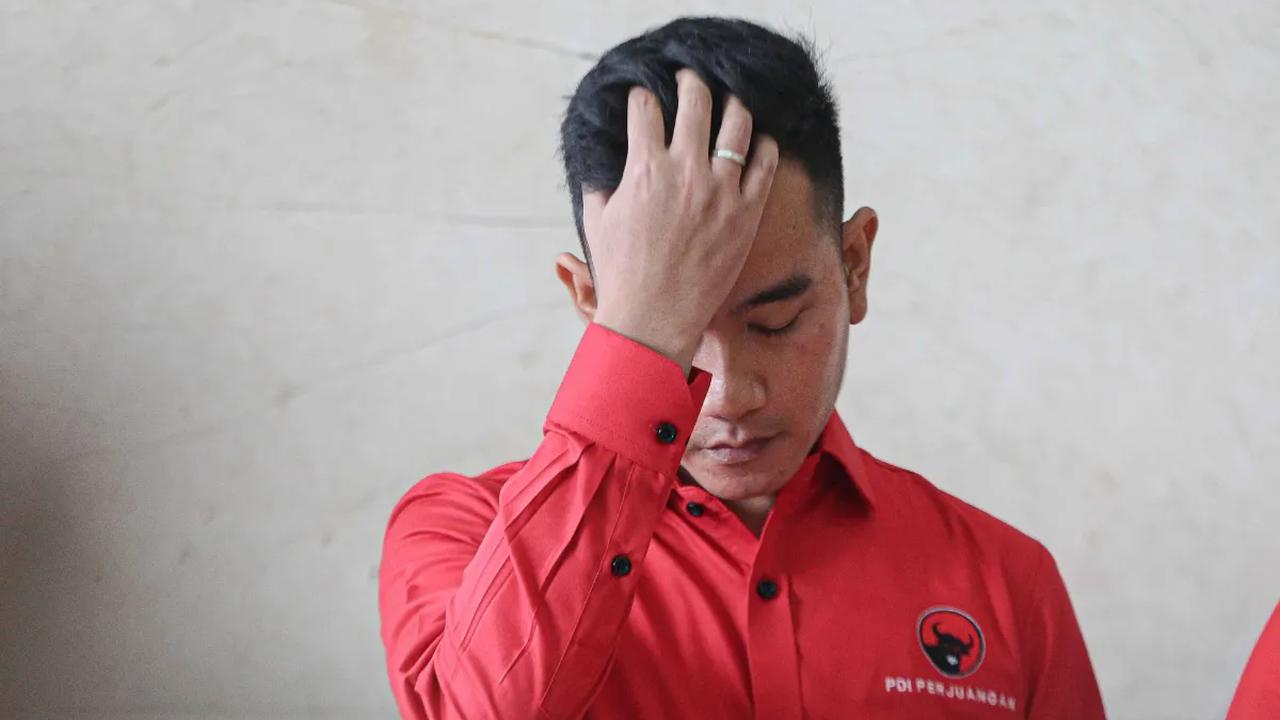 Saat ditanyakan apakah dirinya setuju dengan batasan umur 35 tahun untuk capres cawapres, Gibran mempersilakan agar warga yang menilai.<br>