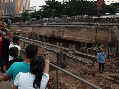 Sejumlah warga melihat proses pembongkaran Jembatan Velbak di Jalan Latumenten, Jakarta Barat, Rabu (9/11). (Liputan6.com/Johan Tallo)