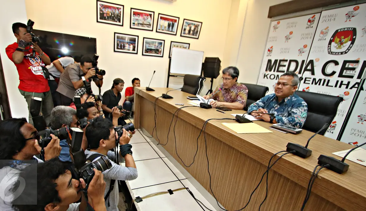 Komisioner KPU Hadar Nafis Gumay (kiri) dan Arief Budiman menggelar keterangan pers di Jakarta, Selasa (13/10). KPU mengumumkan total jumlah Daftar Pemilih Tetap (DPT) sementara dalam penyelenggaraan Pemilukada 2015. (Liputan6.com/Immanuel Antonius)