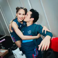 Melalui akun instagramnya, Cinta Laura membagikan momen dicium sang kekasih, Arya Vasco. Cinta memandang ke arah kamera sambil memeluk Arya. Unggahan tersebut menuai banyak perhatian netizen. Berikit potret kebersamaan Cinta dan Arya saat tanding bulu tangkis berpasangan. [Instagram/claurakiehl]