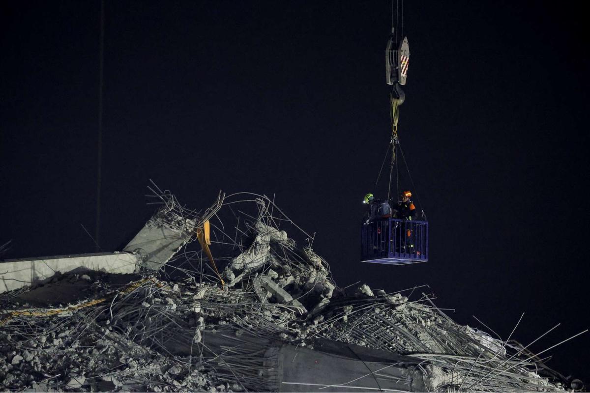 Tim SAR Berpacu dengan Waktu Selamatkan Korban di Reruntuhan Gedung Pencakar Langit Bangkok