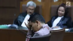 Terdakwa suap Dana Otonomi Khusus Aceh (DOKA) Bupati Bener Meriah nonaktif, Ahmadi saat menjalani sidang pembacaan tuntutan di Pengadilan Tipikor, Jakarta, Kamis (22/11). Ahmadi dituntut hukuman empat tahun penjara. (Liputan6.com/Helmi Fithriansyah)