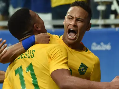 Penyerang Brasil, Neymar merayakan gol yang dicetak Gabriel Yesus saat malawan Denmark di penyisihan Grup A Olimpiade 2016 di Fonte Nova Stadium, Salvador, Brasil, (11/8). Brasil menang atas Denmark dengan skor 4-0. (AFP PHOTO/NELSON Almeida)