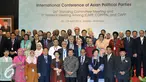 Wapres Jusuf Kalla (tengah) bersama peserta ICAPP foto bersama di acara Konferensi Internasional Partai Politik se-Asia atau International Conference of Asian Political Parties (ICAPP) 2016 di Jakarta, Jumat (22/4). (Liputan6.com/Johan Tallo)