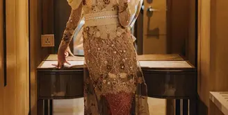 Kebaya cantik bernama “Kasmaran” yang dikenakan Sabrina merupakan rancangan Surya Abduh. Kebaya ini memiliki detail beads dan brokat yang memenuhi dasar kebaya. (Instagram/suryaabduh).