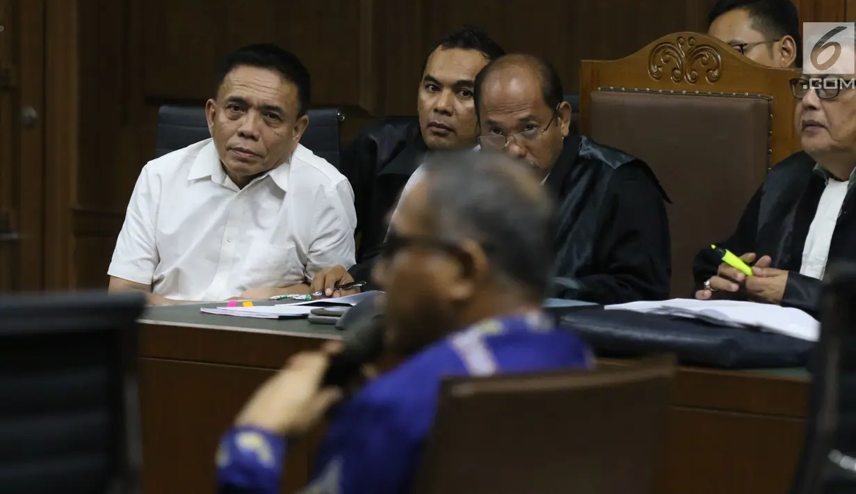 Gubernur Aceh nonaktif, Irwandi Yusuf (kiri) menyimak keterangan Plt Gubernur Aceh Nova Iriansyah pada sidang lanjutan dugaan suap Dana Otonomi Khusus Aceh (DOKA) 2018 di Pengadilan Tipikor, Jakarta, Senin (10/12). (Liputan6.com/Helmi Fithriansyah)