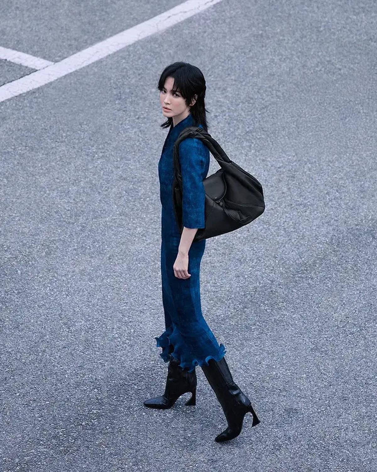 Manglingi! Song Hye Kyo Tampil Fresh dengan Rambut Wolf Cut Sambil Jinjing Tas Rp79,5 Juta