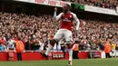 Striker Arsenal, Alexandre Lacazette, merayakan gol yang dicetaknya ke gawang Bournemouth pada laga Premier League di Stadion Emirates, London, Sabtu (9/9/2017). Arsenal menang 3-0 atas Bournemouth. (AFP/Ian Kington)