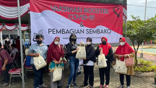 Selebgram yang juga cosplayer Larissa Rochefort, membuka posko vaksinasi booster untuk ratusan warga di wilayah Tangerang Raya