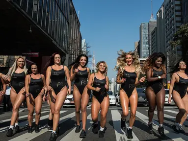Sejumlah model turun ke jalan mempromosikan kontes kecantikan Miss Bumbum 2017 di Paulista Avenue, Sao Paulo, Senin (7/8). Kontes yang menganugerahi wanita dengan pantat terindah seantero Brasil itu akan diadakan 6 November mendatang. (Nelson ALMEIDA/AFP)