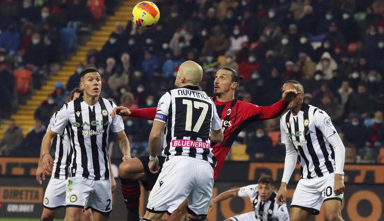 AC Milan terhindar dari kekalahan atas tuan rumah Udinese berkat gol akrobatik Zlatan Ibrahimovic di masa injury time babak kedua. Skor 1-1 pun dibawa pulang Rossoneri dalam laga pekan ke-17 Liga Italia yang berimbas terancam dikudeta Inter dari puncak klasemen. (LaPresse via AP/Andrea Bressanutti)