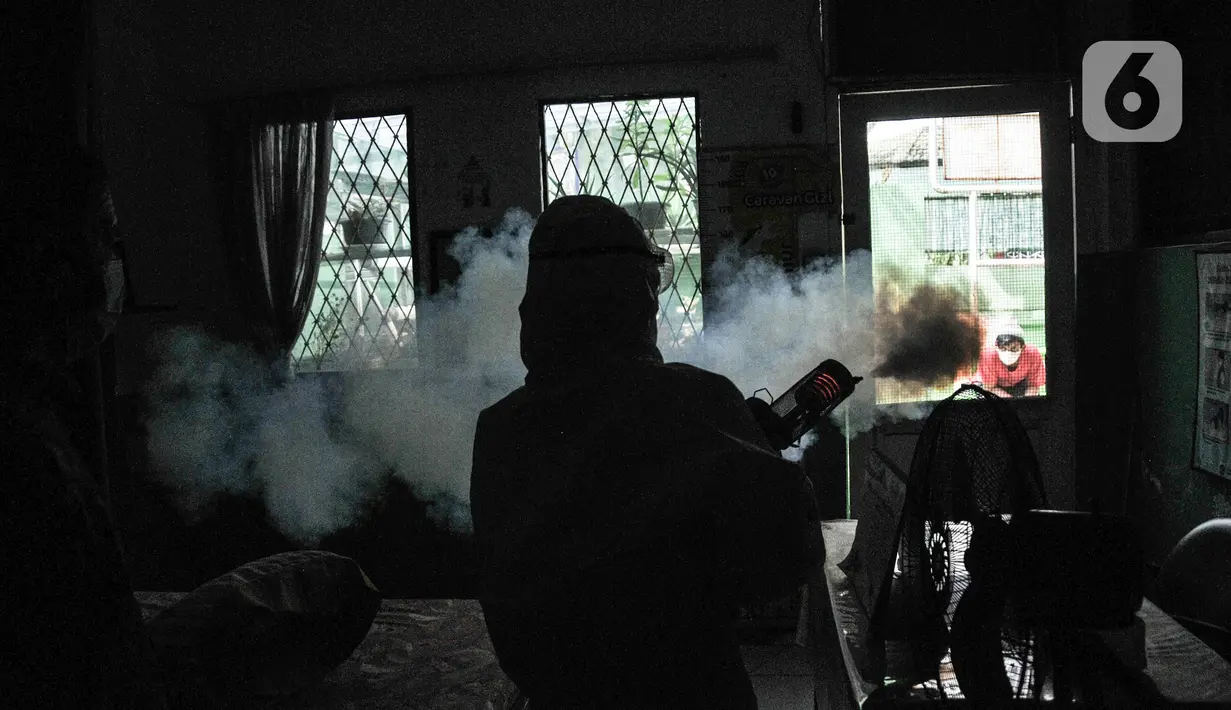 Petugas PMI menyemprotkan disinfektan sebagai upaya pencegahan COVID-19 di SDN Petojo Utara 01, Kecamatan Gambir, Jakarta, Kamis (3/2/2022). Pemerintah melalui Kemendikbud Ristek mengizinkan Pemprov DKI Jakarta menghentikan pelaksanaan PTM 100 persen menjadi 50 persen. (merdeka.com/Iqbal S. Nugroho)