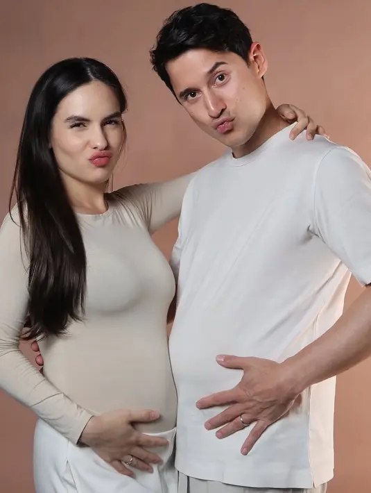 <p>Steffi memarkan baby bump dengan mengenakan atasan body fit lengan panjang warna beige dipadukan celana putih. Rambut panjangnya terurai dengan riasan flawless. [@steffizamoraaa]</p>