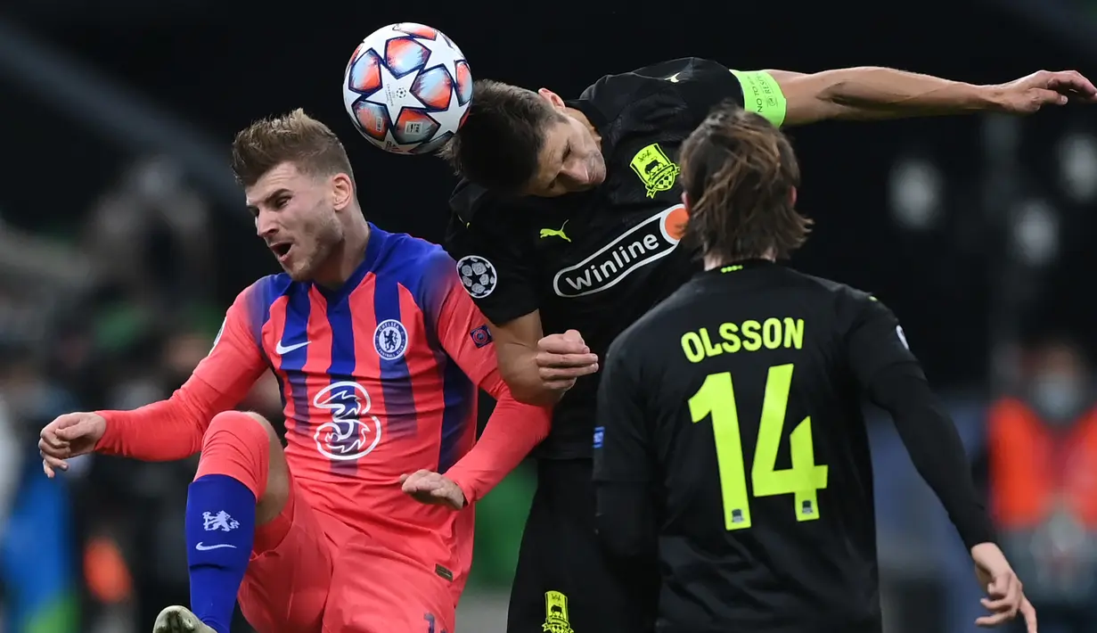 Penyerang Chelsea, Timo Werner, berebut bola dengan bek Krasnodar, Aleksandr Martynovich, pada laga lanjutan Liga Champions 2020/2021 di Krasnodar Stadium, Kamis (29/10/2020) dini hari WIB. Chelsea menang 4-0 atas Krasnodar. (AFP/Kirill Kudryavtsev)