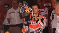 Pebalap MotoGP, Dani Pedrosa bersiap memakai helm sebelum menjajal Sirkuit Sentul, Bogor, (21/10/2014). (Liputan6.com/Helmi Fithriansyah)