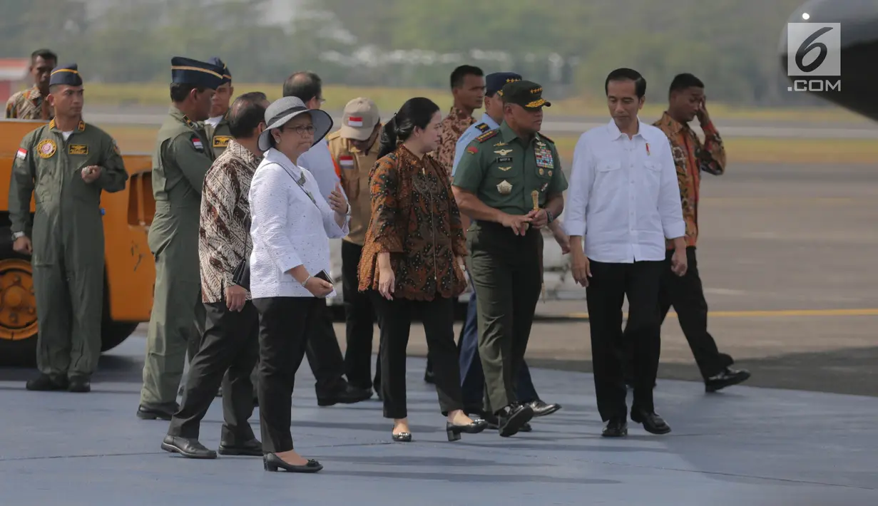 Presiden Jokowi dan Panglima TNI Jenderal Gatot Nurmantyo berbincang usai melepas keberangkatan pesawat Hercules yang membawa bantuan untuk pengungsi Rohingya di Bangladesh, di Lanud Halim Perdanakusuma, Jakarta, Rabu (13/9).  (Liputan6.com/Faizal Fanani)
