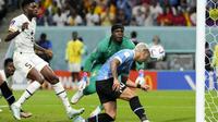 Giorgian de Arrascaeta Uruguay mencetak gol pertama timnya melalui sundulan selama pertandingan sepak bola grup H Piala Dunia antara Ghana dan Uruguay, di Stadion Al Janoub di Al Wakrah, Qatar, Jumat, 2 Desember 2022. (AP Photo/Ashley Landis) )