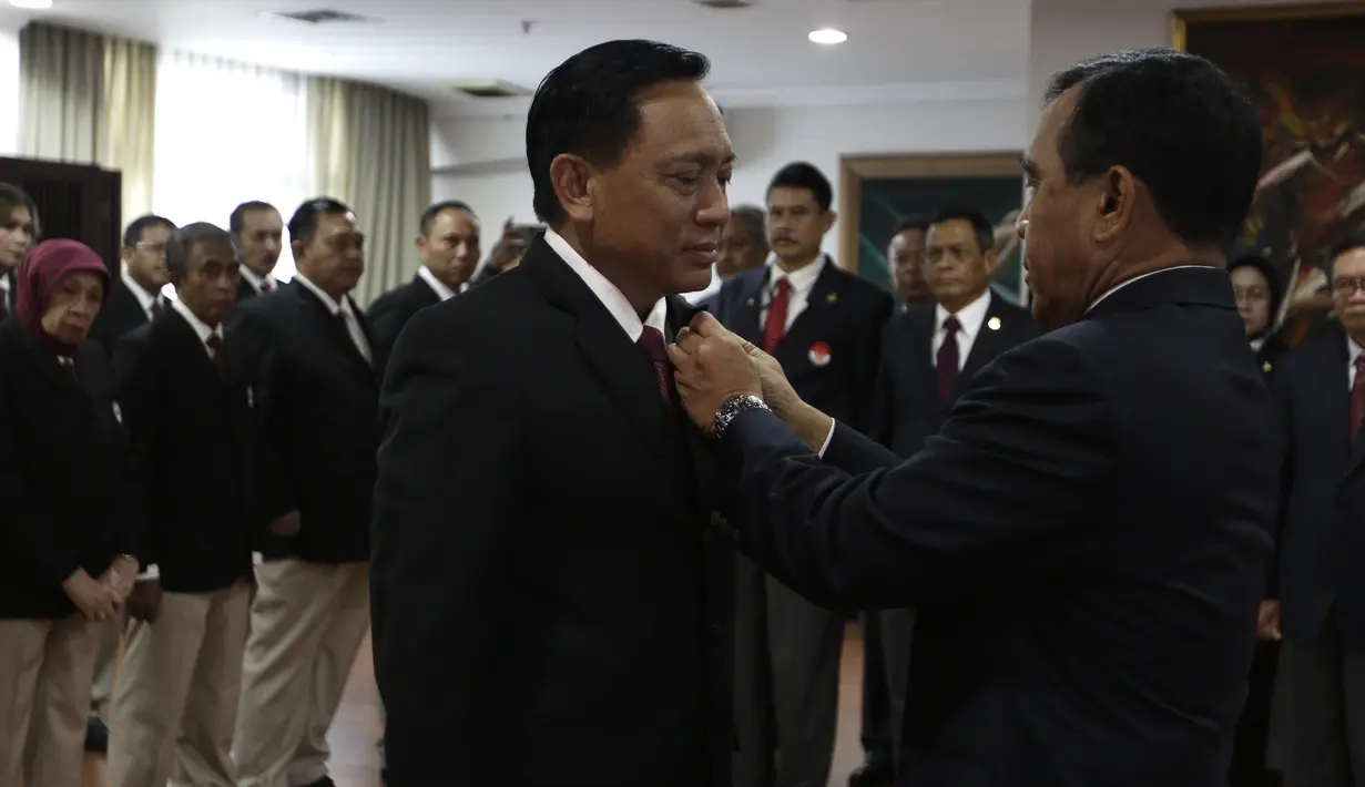 Ketua Umum Pengurus Pusat PBVSI, Imam Sudjarwo, saat pengukuhan dan pelantikan di Gedung KONI, Jakarta, Kamis (28/2). Imam Sudjarwo terpilih kembali sebagai ketua untuk periode 2018-2022. (Bola.com/Yoppy Renato)