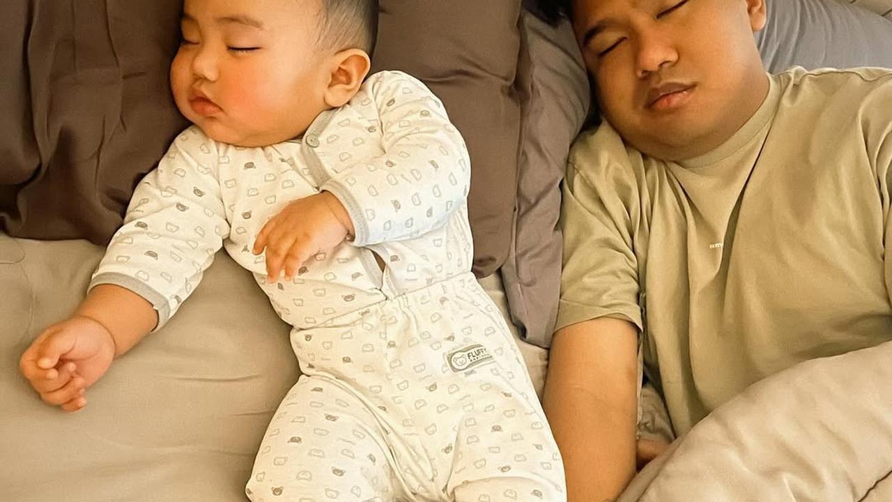 Joshua Suherman Momong Baby Elio, Endingnya Ikut Tidur Bersama Anak