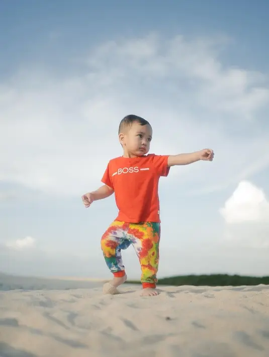 Tak ingin kehilangan momen, Raffi Ahmad selalu mengunggah keseruannya saat sedang di Pulau Dewata. Terbaru, dia mengupload aksi seru Rayyanza saat bermain pasir di pantai.[instagram/raffinagita1717]