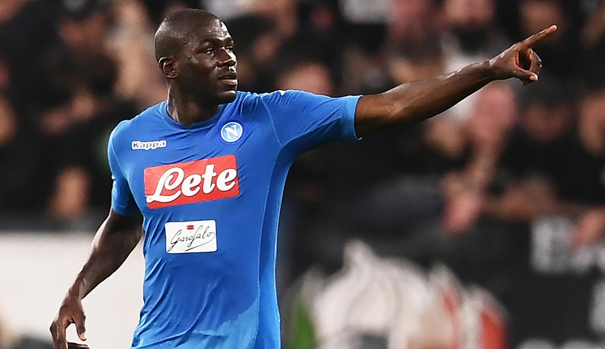 5. Kalidou Koulibaly (Napoli) - Pemain berusia 29 tahun ini tampil apik menjaga lini pertahanan Napoli pada musim ini. Koulibaly menjadi salah satu bek tangguh yang dimiliki Napoli. (AFP/Marco Bertorello)