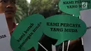 Aktivis Poros Indonesia Muda saat melakukan aksi dengan membawa balon bertempelkan gambar politisi muda di Gedung KPU, Jakarta, Rabu (1/8). Mereka berharap Pemilu 2019 mendapatkan pilihan yang membawa aspirasi kaum muda. (Liputan6.com/Helmi Fithriansyah)