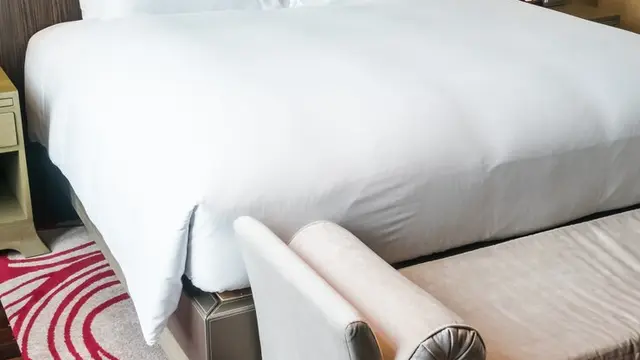 Model Dipan Kayu Mewah Ala Hotel dengan Double Bed/Freepik