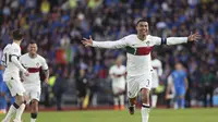 Cristiano Ronaldo Portugal merayakan setelah mencetak gol pertama timnya selama pertandingan sepak bola kualifikasi grup J Euro 2024 antara Islandia dan Portugal di Reykjav&iacute;k, Islandia, Selasa, 20 Juni 2023. (Foto AP / &Aacute;rni Torfason)