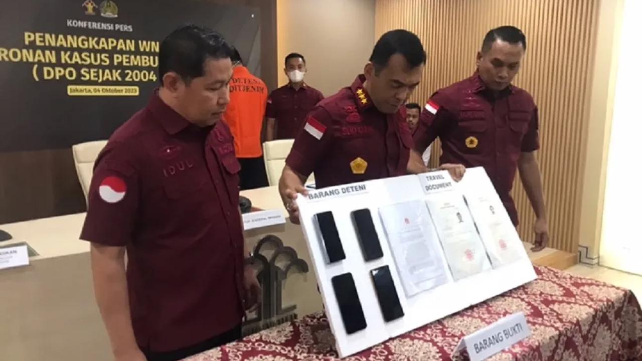 Kedua WNA tersebut kabur dari China ke Indonesia menggunakan paspor atas nama warga negara lain yang memiliki wajah mirip keduanya. WJ menggunakan paspor atas nama Li Xiaqing, sedangkan WC menggunakan paspor atas nama Weng Cheng.<br>