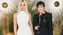 <p>Kris Jenner tampil memukau dengan powersuit yang dipadukan dengan celana pendek hitam. Paduan boots menambah gaya sempurna yang begitu penuh pernyataan. [Foto: Instagram/ Kris Jenner]</p>