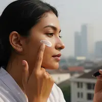 Ilustrasi seorang wanita yang mengoleskan tabir surya untuk melindungi kulit dari penuaan dini akibat polusi. Foto: Gemini