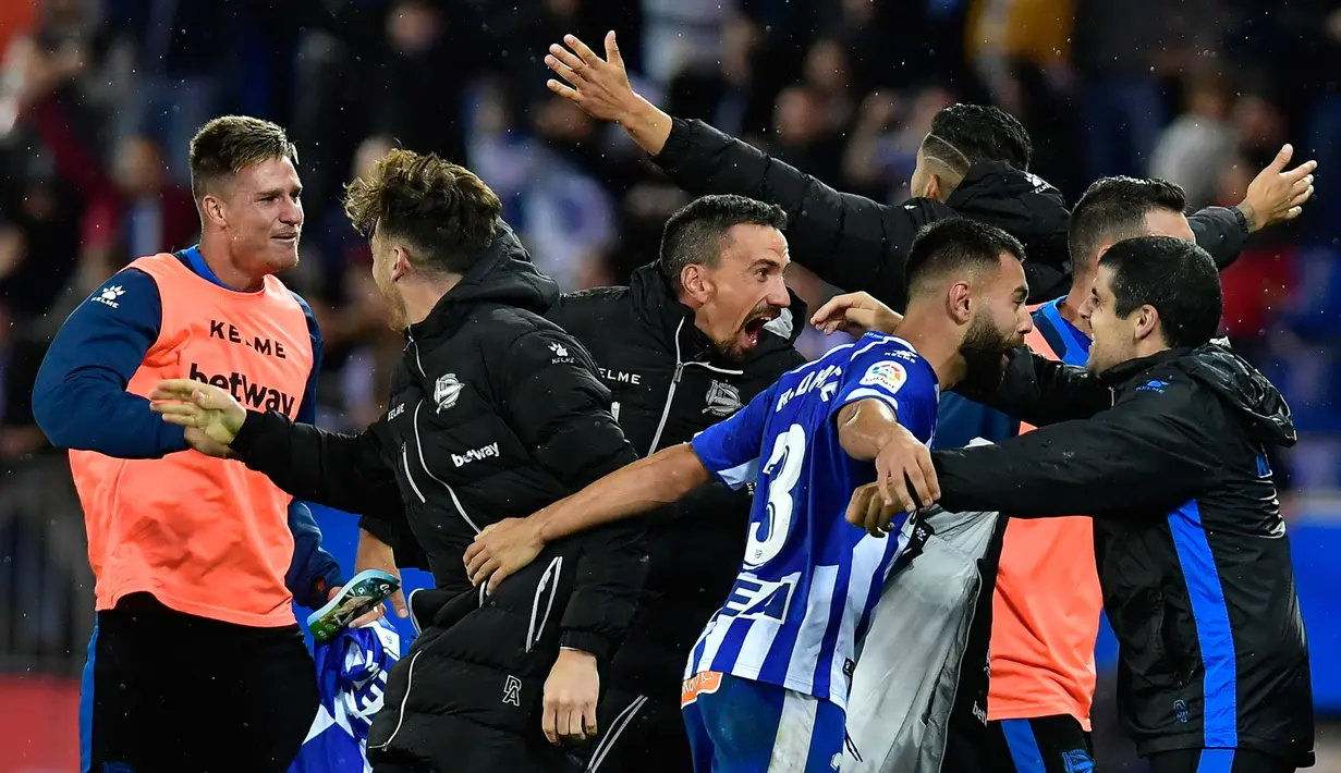 Para pemain Deportivo Alaves merayakan kemenangan timnya atas Real Madrid pada pertandingan lanjutan La Liga Spanyol di stadion Mendizorroza, di Vitoria (6/10). Madrid takluk 1-0 Deportivo Alaves. (AP Photo/Alvaro Barrientos)