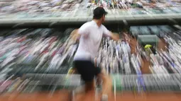 Aksi Andy Murray saat mengembalikan bola petenis Karen Khachanov pada turnamen Prancis Terbuka di Roland Garros, Paris, Prancis (5/6). Murray meraih kemenangan 6-3, 6-4, 6-4 dan lolos ke perempatfinal Prancis Terbuka. (AFP Photo/Gabriel Bouys)