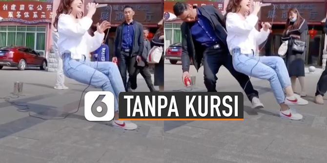 VIDEO: Musisi Perempuan Bernyanyi di Kursi yang Tak Terlihat