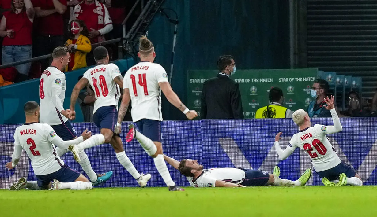 skor 2-1. (Justin Tallis/Pool Photo via AP)
Para pemain Inggris merayakan gol yang dicetak penyerang Harry Kane ke gawang Denmark pada pertandingan semifinal Euro 2020 di Stadion Wembley, London, Kamis (8/7/2021). Ini menjadi sejarah baru untuk The Three Lions. (AP Photo/Frank Augstein, Pool)