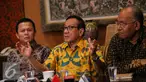 Ketua Dewan Pertimbangan Partai Golkar Akbar Tanjung  (tengah) memberikan konferensi pers di Jakarta, Minggu (3/1). Pertemuan tersebut mendesak agar kedua kubu partai melakukan rekonsiliasi dengan menyelenggarakan munas. (Liputan6.com/Faizal Fanani)