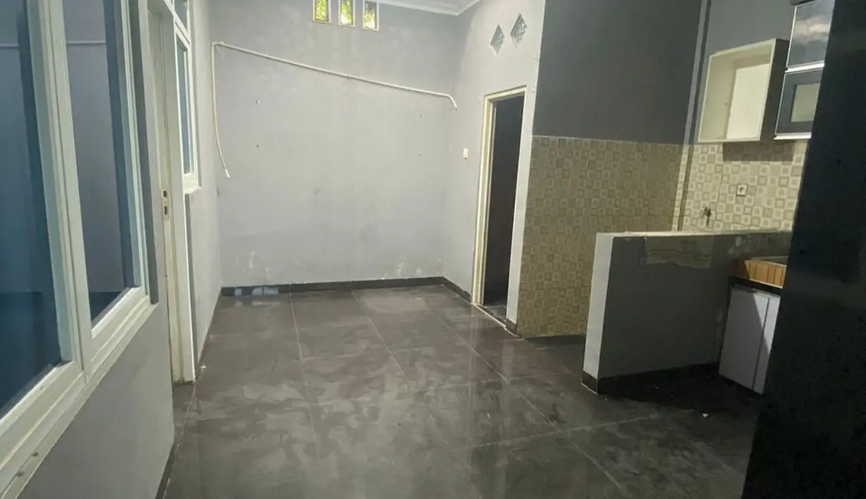 Perempuan dua orang anak itu membagikan 10 potret rumah yang akan djual atau disewakan. Menurutnya, rumahnya bebas dari banjir dan membuka harga Rp 750 dan masih bisa nego. "BEBAS BANJIR ! harga jual :750juta nego tipis, harga kontrak 21jt/ tahun," sambung Zaskia. [Instagram/zaskia_gotix]