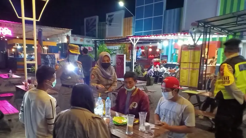 Pelanggar PPKM di Tuban didenda. (Ahmad Adirin/Liputan6.com)