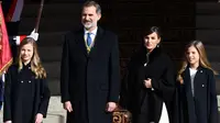 Putri Leonor, Raja Felipe VI, Ratu Letizia, dan Putri Infanta Sofia dari Spanyol tiba untuk upacara pembukaan badan legislatif ke-14 Spanyol di the lower house of parliament, pada 03 Februari 2020 di Madrid. (GABRIEL BOUYS / AFP)