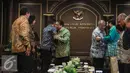 Suasana bersalaman pimpinan KPK dan MK usai pertemuan di Gedung Mahakamah Konstitusi, Jakarta, Rabu (6/1/2016). Pertemuan membahas koordinasi terkait penanganan korupsi. (Liputan6.com/Faizal Fanani)