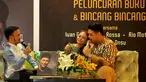 Perancang busana Ivan Gunawan memeluk penyanyi yang juga mantan kekasihnya, Rossa saat meluncurkan buku Aku Berkarya Dengan Cinta, Jakarta, Rabu (11/11). Ivan merilis buku untuk memperingati 10 tahun karirnya di bidang fashion (Liputan6.com/Faisal R Syam)
