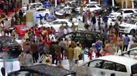 Pengunjung memadati ruang pamer pada pembukaan The 19th Indonesia International Motor Show (IIMS) 2011 di JIExpo, Jakarta, Jumat (22/7). Perhelatan otomotif ini, berlangsung hingga 31 Juli 2011.(Ant)