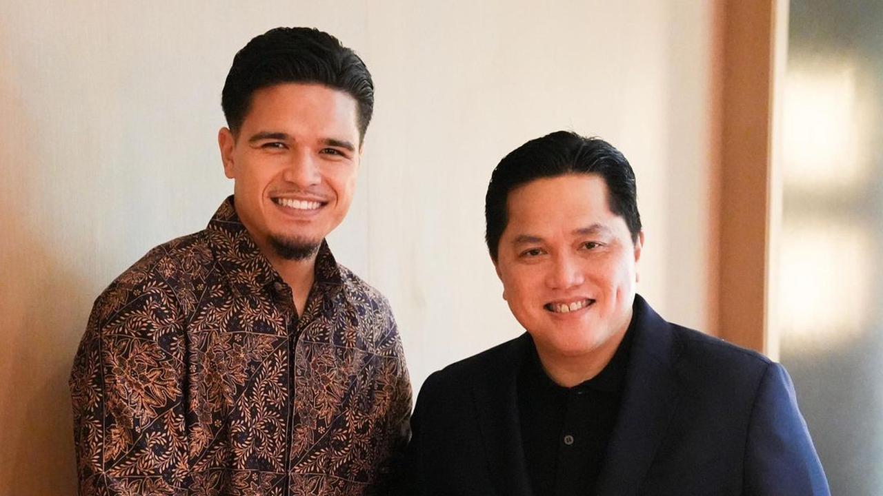 Ketua Umum PSSI Erick Thohir kembali memberi kejutan setelah mengunggah potret kedatangan pemain asal Belanda, Ragnar Oratmangoen ke Indonesia.<br>