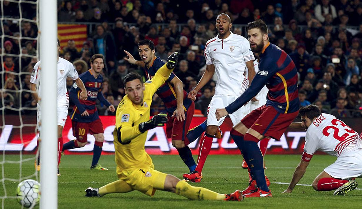Proses terjadinya gol yang diciptakan oleh bek Barcelona, Gerard Pique, ke gawang Sevilla. Gol kemenangan Barca tercipta pada menit ke-48. (Reuters/Albert Gea)