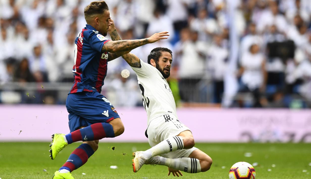 Striker Levante, Roger Marti, berebut bola dengan gelandang Real Madrid, Isco, pada laga La Liga Spanyol di Stadion Santiago Bernabeu, Madrid, Sabtu (20/10). Madrid kalah 1-2 dari Levante. (AFP/Gabriel Bouys)