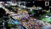 Sebelumnya, PT ASDP Indonesia Ferry (Persero) memprediksi peningkatan puncak arus mudik penumpang dan kendaraan di Pelabuhan Merak, Banten akan terjadi pada malam hari menjelang tiga hari (H-3) Lebaran 2025 atau Hari Raya Idulfitri 1446 Hijriah. (Liputan6.com/Herman Zakharia)