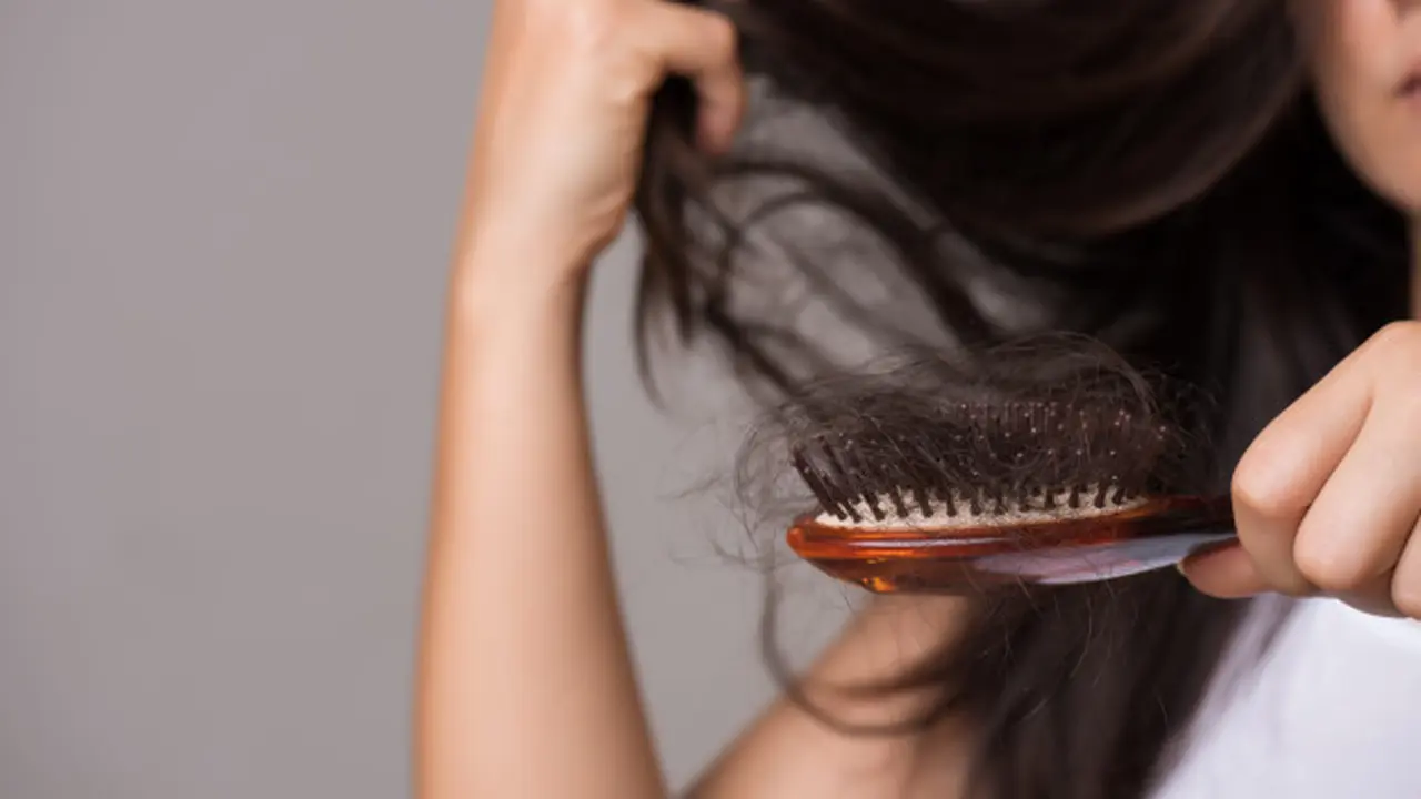 Gambar Ilustrasi Wanita Mengalami Rambut Rontok