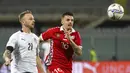 Pemain Italia, Manuel Lazzari, berebut bola dengan pemain Moldova, Denis Marandici, pada laga uji coba di Stadion Artemio Franchi, Kamis (9/10/2020). Italia menang dengan skor 6-0. (Marco Bucco/LaPresse via AP)